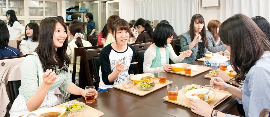 学生会館の食事風景